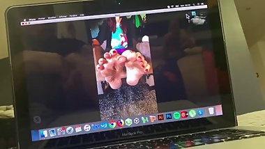 Elle me montre ses pieds sur skype et je me branle !