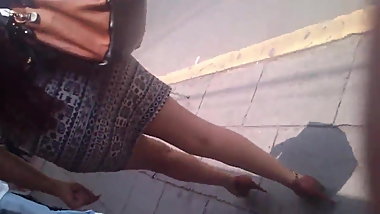 VOYEUR GRABANDO TRASEROS EN LA CALLE PROFESORA