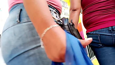Madurita meneando las nalgas