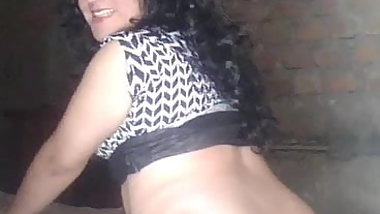 horny young mom shows her huge ass