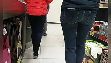 Jeans ass milf bend over waiting in line