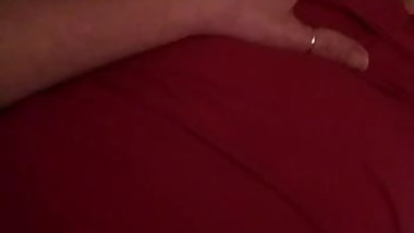 Elle joue avec ses gros seins