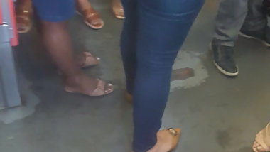 #Rabudona empinada tesuda jeans apertado trem 4