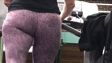jiggly pawg blonde milf walking on treadmil